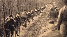 Cyklisté na nezpevněných silnicích prvního ročníku závodu Milán - San Remo v... Cyklisté na nezpevněných silnicích prvního ročníku závodu Milán - San Remo v...