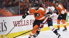 Jakub Voráček z Philadelphie se snaží udržet puk, na záda se mu lepí Matt... Jakub Voráček z Philadelphie se snaží udržet puk, na záda se mu lepí Matt...