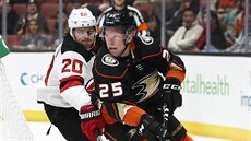 Ondřej Kaše z Anaheimu se snaží odpoutat od Blakea Colemana z New Jersey. Ondřej Kaše z Anaheimu se snaží odpoutat od Blakea Colemana z New Jersey.