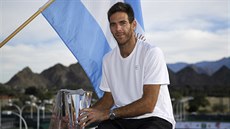 VÍTĚZ. Juan Martín del Potro s trofejí pro šampiona turnaje v Indian Wells. VÍTĚZ. Juan Martín del Potro s trofejí pro šampiona turnaje v Indian Wells.