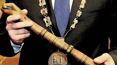 „Odznaky moci“ Starostům obvykle náleží řetěz se znakem města. Na snímku... „Odznaky moci“ Starostům obvykle náleží řetěz se znakem města. Na snímku...