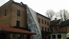 V Městečku Trnávka hasiči likvidovali následky silného větru, který utrhl... V Městečku Trnávka hasiči likvidovali následky silného větru, který utrhl...