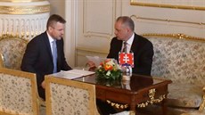 Slovenský vicepremiér Peter Pellegrini (vlevo) jedná s prezidentem Andrejem...