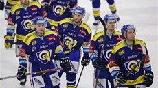 Zklamaní hokejisté Zlína po vyřazení od Olomouce. Zklamaní hokejisté Zlína po vyřazení od Olomouce.