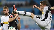 Lucas Alario z Leverkusenu uhýbá ped nohou Matthiase Gintera z...