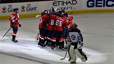 Hrái Washingtonu oslavují s Alexandrem Ovekinem jeho 600. gól v NHL.