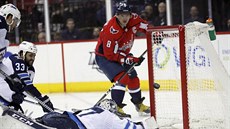 Alexandr Ovekin stílí svj 600. gól v NHL do sít Winnipegu.