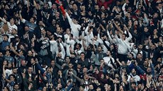 Fanouškům Besiktase se průběh zápasu nelíbí a dávají to jednoznačně najevo. Fanouškům Besiktase se průběh zápasu nelíbí a dávají to jednoznačně najevo.