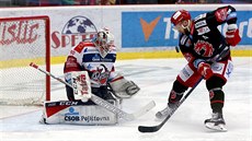 Třinecký Martin Růžička se snaží překonat brankáře Ondřeje Kacetla z Pardubic. Třinecký Martin Růžička se snaží překonat brankáře Ondřeje Kacetla z Pardubic.