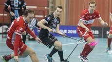 Pardubický Michal Janeček (vlevo) uhání za míčkem, pronásleduje jej Filip... Pardubický Michal Janeček (vlevo) uhání za míčkem, pronásleduje jej Filip...