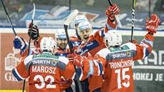 Pardubičtí hokejisté se radují z branky do sítě Třince ve čtvrtfinále play off. Pardubičtí hokejisté se radují z branky do sítě Třince ve čtvrtfinále play off.