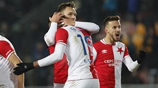 Fotbalisté Slavie oslavují branku v prvoligovém utkání proti mstskému rivalovi...