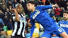 Caetano Samir z Udinese (vlevo) bojuje o míč s Lukou Mazzitellim ze Sassuola. Caetano Samir z Udinese (vlevo) bojuje o míč s Lukou Mazzitellim ze Sassuola.