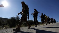 Stoupenci Svobodné syrské armády podporování Tureckem postupují na Afrín. (17....