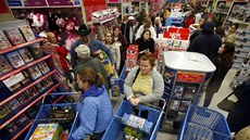 2009. Slevové ílenství jménem Black Friday ve msteku Camp Hill v Pensylvánii.