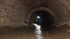 Vcházíme do útrob potoka. Člověk si musí dávat pozor, kam šlape, i na hlavu. Vcházíme do útrob potoka. Člověk si musí dávat pozor, kam šlape, i na hlavu.