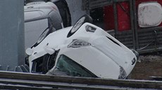 Na Pražském okruhu za nájezdem na D5 se převrátil kamion převážející osobní... Na Pražském okruhu za nájezdem na D5 se převrátil kamion převážející osobní...