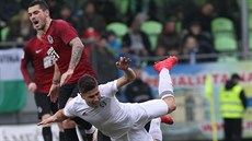 Sparťanský záložník Nicolae Stanciu (vlevo) v souboji s karvinským Ondřejem... Sparťanský záložník Nicolae Stanciu (vlevo) v souboji s karvinským Ondřejem...