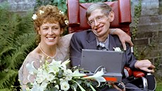 Svatební fotografie Stephena Hawkinga s jeho druhou enou Elaine z roku 1995
