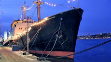 Lodi je 90 let a po všech eskapádách už navždy kotví ve Stockholmu. Lodi je 90 let a po všech eskapádách už navždy kotví ve Stockholmu.