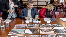 Premiér Andrej Babiš slíbil při jednání se zástupci Harrachova investovat do... Premiér Andrej Babiš slíbil při jednání se zástupci Harrachova investovat do...