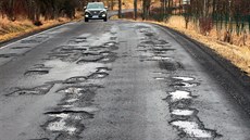 Po „staré“ silnici Karlovy Vary - Ostrov pořád jezdí autobusy. U obce Hájek je... Po „staré“ silnici Karlovy Vary - Ostrov pořád jezdí autobusy. U obce Hájek je...