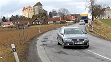 Díry na rušné silnici z Tábora do Pelhřimova u hradu Kámen. Jsou sice u kraje... Díry na rušné silnici z Tábora do Pelhřimova u hradu Kámen. Jsou sice u kraje...