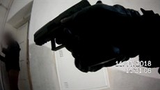 Strážníci museli muži podezřelému z vloupání pohrozit zbraní Strážníci museli muži podezřelému z vloupání pohrozit zbraní