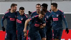 Fotbalisté Atlétika Madrid se radují ze vstelené branky na hiti Lokomotivu...