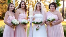 Tato fotka ze svatby zmnila Kayle (vpravo) ivot.