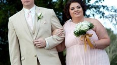 Družička, která vážila 117 kilo, z této fotky moc velkou radost neměla. Na... Družička, která vážila 117 kilo, z této fotky moc velkou radost neměla. Na...