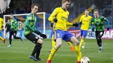 Plzeňský záložník Tomáš Hořava (vlevo) napadá zlínského Petra Hronka. Plzeňský záložník Tomáš Hořava (vlevo) napadá zlínského Petra Hronka.