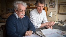 Eberhard Zangger (vpravo) a Alan Mellaart, nad doklady o falování památek z...