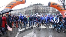 NA STARTU. Cyklisté vyráží na 291 kilometrů dlouhou pouť do San Rema. NA STARTU. Cyklisté vyráží na 291 kilometrů dlouhou pouť do San Rema.