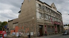 V jedné části Lidového domu ve Vsetíně funguje kasino, druhá část nyní prochází... V jedné části Lidového domu ve Vsetíně funguje kasino, druhá část nyní prochází...