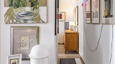 Vzhledem k množství výtvarných děl na stěnách se zde mnohé návštěvy cítí jako v malé galerii. Prostor zdobí také vlastnoručně repasovaný odkládací stolek se silonovou mřížkou.