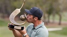 Paul Casey s trofejí pro vítěze turnaje Valspar Championship. Paul Casey s trofejí pro vítěze turnaje Valspar Championship.