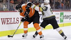 Leo Gudas (vlevo) z Philadelphie bojuje o puk s Tomáem Tatarem z Vegas.