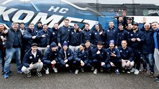Hokejisté Komety Brno před odjezdem do Ostravy. Hokejisté Komety Brno před odjezdem do Ostravy.