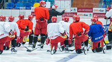 Hradecký asistent Tomáš Martinec maluje hráčům Mountfieldu jednu z herních... Hradecký asistent Tomáš Martinec maluje hráčům Mountfieldu jednu z herních...
