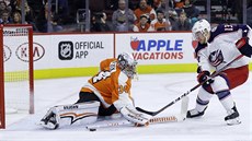 Brankář Petr Mrázek z Philadelphie čelí šanci Cama Atkinsona z Columbusu. Brankář Petr Mrázek z Philadelphie čelí šanci Cama Atkinsona z Columbusu.