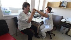 Zdravotní sestra Kateřina Ivanová (vpravo) provádí spirometrické vyšetření... Zdravotní sestra Kateřina Ivanová (vpravo) provádí spirometrické vyšetření...