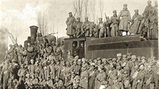 Snímek druhé a třetí roty 6. Hanáckého pluku před odjezdem ke stanici Kruty... Snímek druhé a třetí roty 6. Hanáckého pluku před odjezdem ke stanici Kruty...