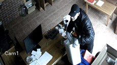 Jeden z mužů, které zachytily kamery při vloupání do firmy ve Velkých Losinách... Jeden z mužů, které zachytily kamery při vloupání do firmy ve Velkých Losinách...