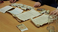 Schránka tvořená skleněnou nádobou s odkazem předků nalezená v těle kamenného... Schránka tvořená skleněnou nádobou s odkazem předků nalezená v těle kamenného...