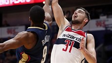 Tomáš Satoranský (vpravo) z Washingtonu zakončuje na koš New Orleans přes... Tomáš Satoranský (vpravo) z Washingtonu zakončuje na koš New Orleans přes...