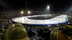 Nizozemští diváci sledují Nikolu Zdráhalovou v závodě na 3000 metrů během... Nizozemští diváci sledují Nikolu Zdráhalovou v závodě na 3000 metrů během...