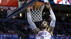 Steven Adams z Oklahoma City smeuje.