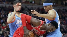 Bobby Portis (v erveném) z Chicaga se tlaí ke koi LA Clippers kolem Austina...