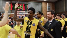 Manny Harris (3) oslavuje se spoluhráči z AEK Atény postup přes Nymburk. Manny Harris (3) oslavuje se spoluhráči z AEK Atény postup přes Nymburk.